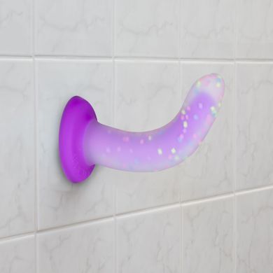 Светящийся в темноте фаллоимитатор ADDICTION Rave 8&Prime; Glow in the Dark Dildo Purple Confetti , 20,3 см SX1301 фото